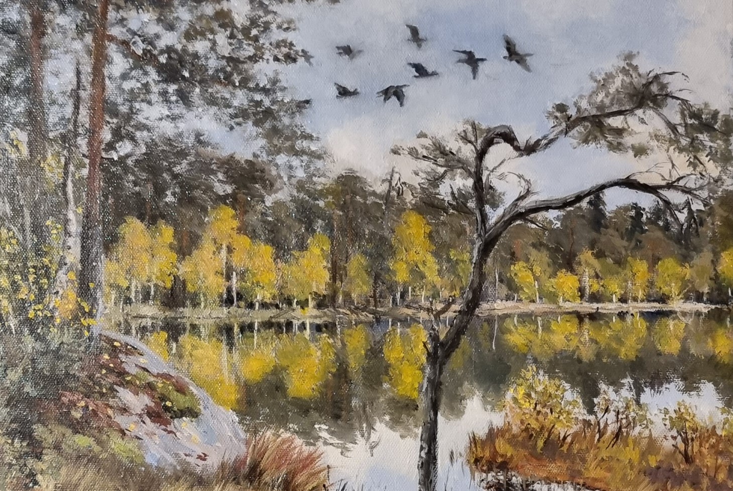 Oljemaleri av landskap med fugler, et tjern og skog.