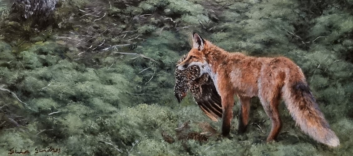 Oljemaleri av en rev som har fanget ei røy i en grønn skog.