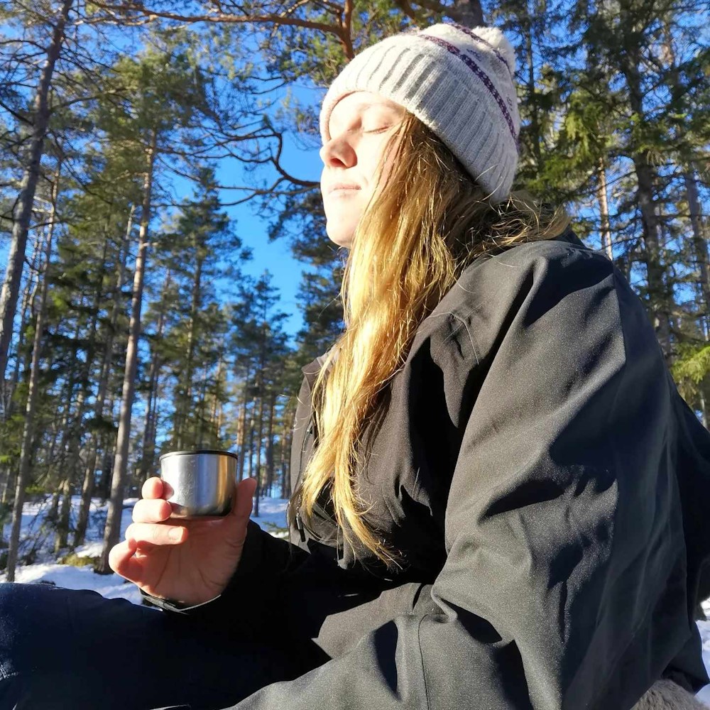 Silvia Sandnes nyter kaffe i solskinnet.